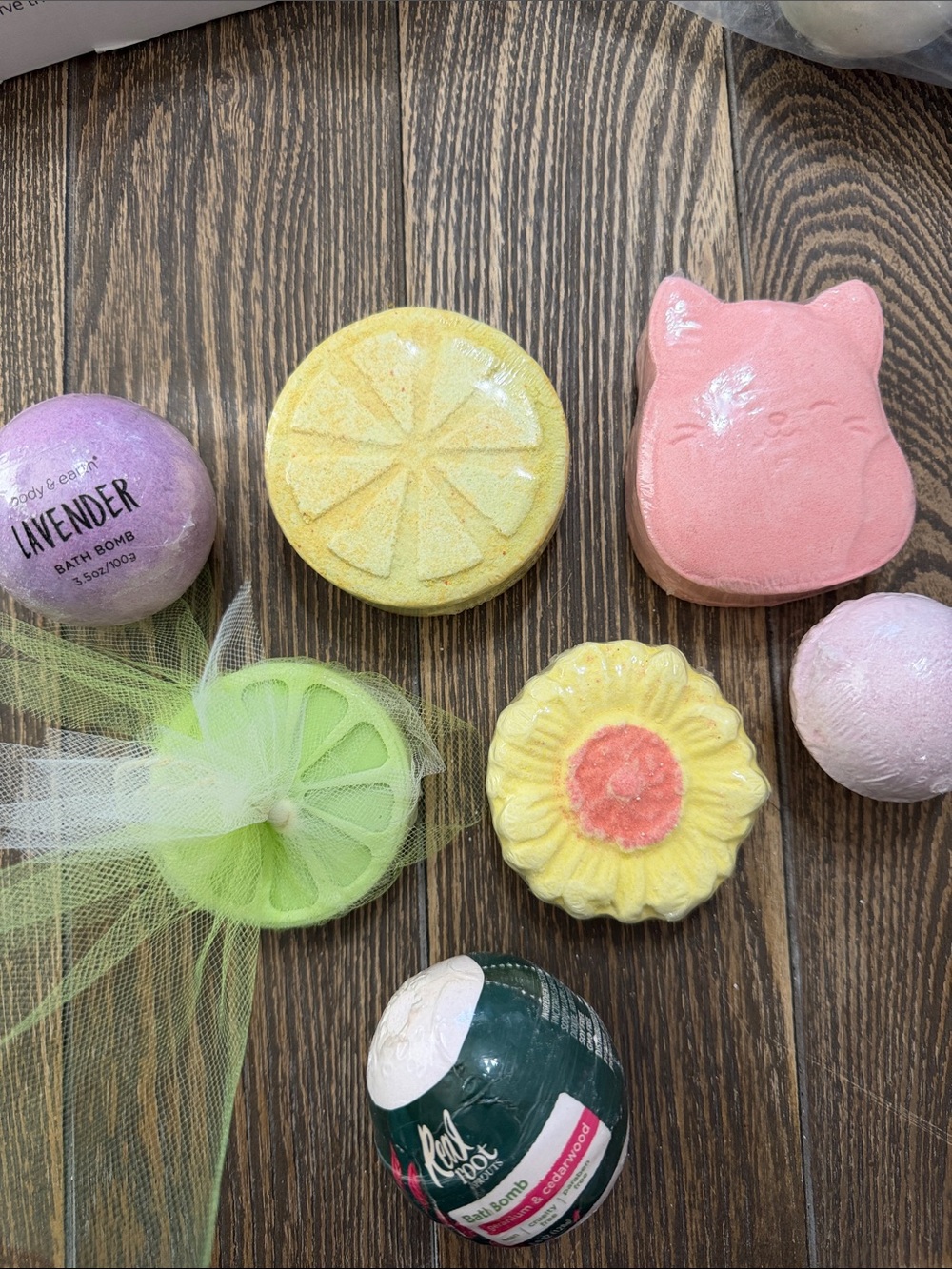 6 assorted bath bombs + a bar of soap (lime) fun for kids